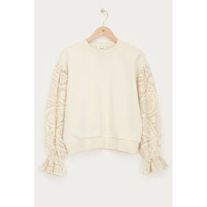 Beige sweater met crochet mouw