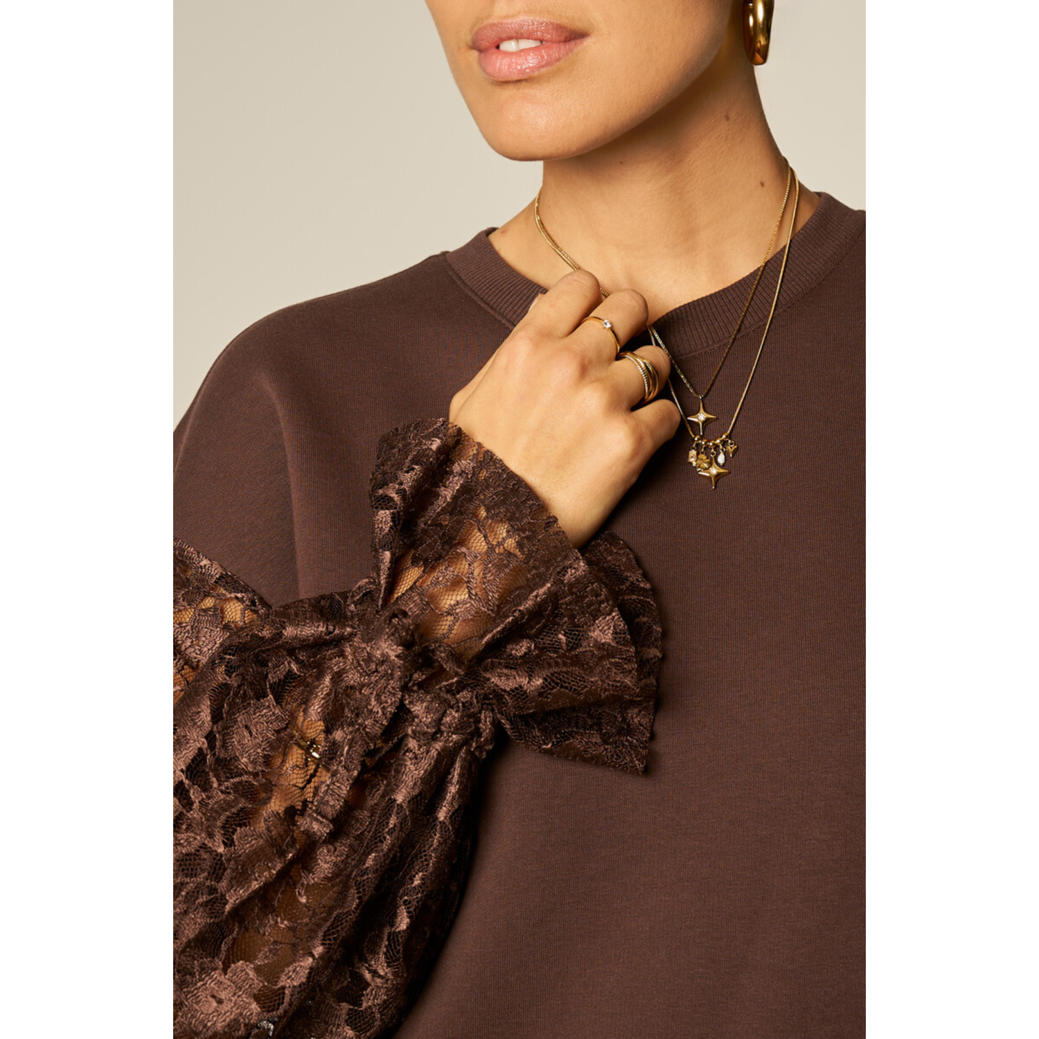 Bruine sweater met kanten mouwen - Afbeelding 2