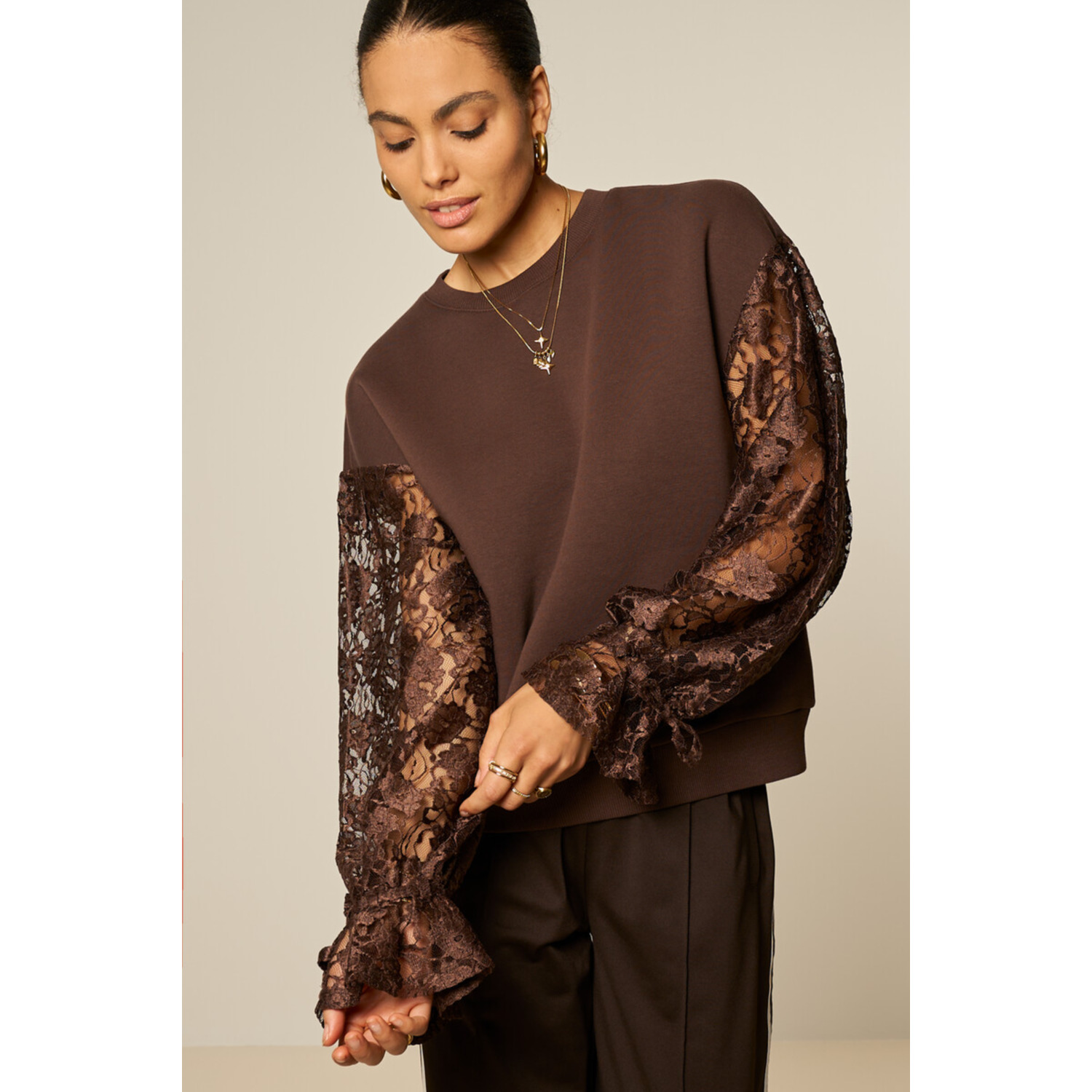Bruine sweater met kanten mouwen